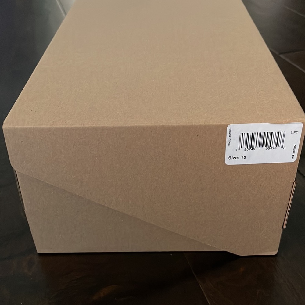 YEEZY RUNNER SIZE 10 - Picture 5 of 7